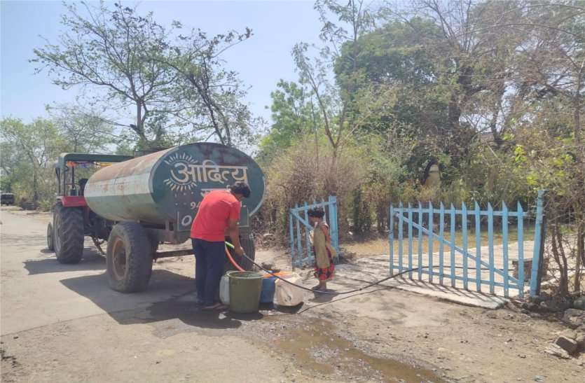 Fuente de agua seca, transporte de agua para saciar la sed de la vida सूख रहे जंगली जलस्रोत, वन्यप्राणियों की प्यास बुझाने किया जा रहा पानी का परिवहन