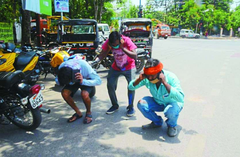 टोटल लॉकडाउन में उठक-बैठक की सजा, कलेक्टर-एसएसपी ने किया फ्लैग मार्च टोटल लॉकडाउन में उठक-बैठक की सजा, कलेक्टर-एसएसपी ने किया फ्लैग मार्च