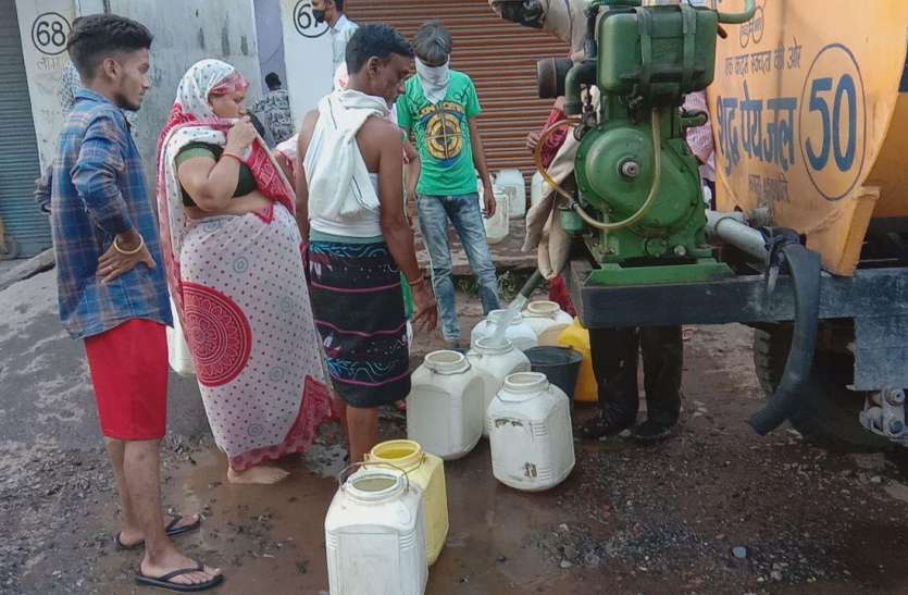 water_crisis_in_jabalpur.jpg आधे शहर में बूंद-बूंद को हाहाकार, वैकल्पिक व्यवस्था फेल, नर्मदा तटों से ढोया पानी