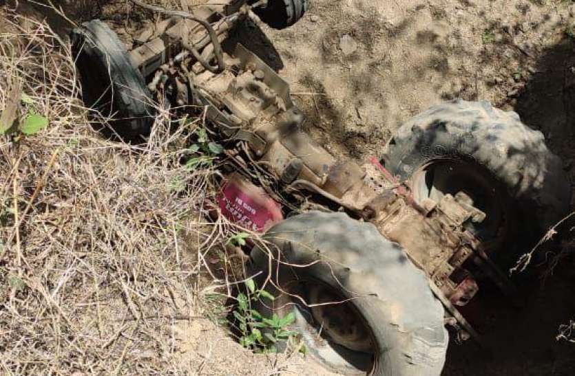 accident_1.jpg सड़क किनारे गड्ढे में गिरा ट्रेक्टर, एक की मौत
