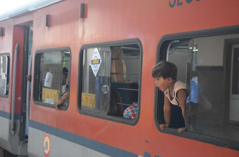 Special train राजधानी एक्सप्रेस से दिल्ली व अन्य जगह रवाना हुए 279 यात्री