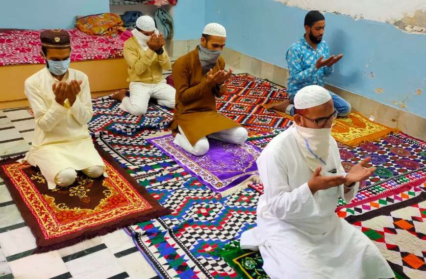 घरों में मनी ईद, अदा की नमाज: सोशल डिस्टेंसिंग की भी की पालना घरों में मनी ईद, अदा की नमाज: सोशल डिस्टेंसिंग की भी की पालना
