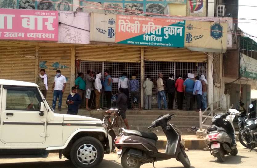 Broken mob over the closure of liquor shops शराब दुकानों के बंद होने की सूचना पर टूटी भीड़, पुलिस को संभालना पड़ा मोर्चा