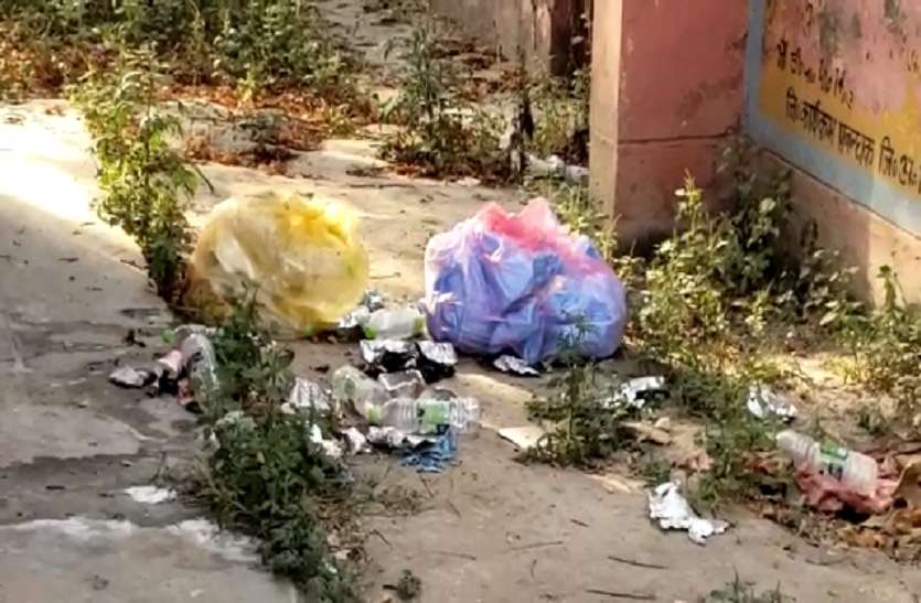 shamli.jpg Shamli: कोरोना संक्रमित का बचा हुआ खाना और पीपीई किट नोच रहे कुत्ते, डीएम ने दिए जांच के आदेश