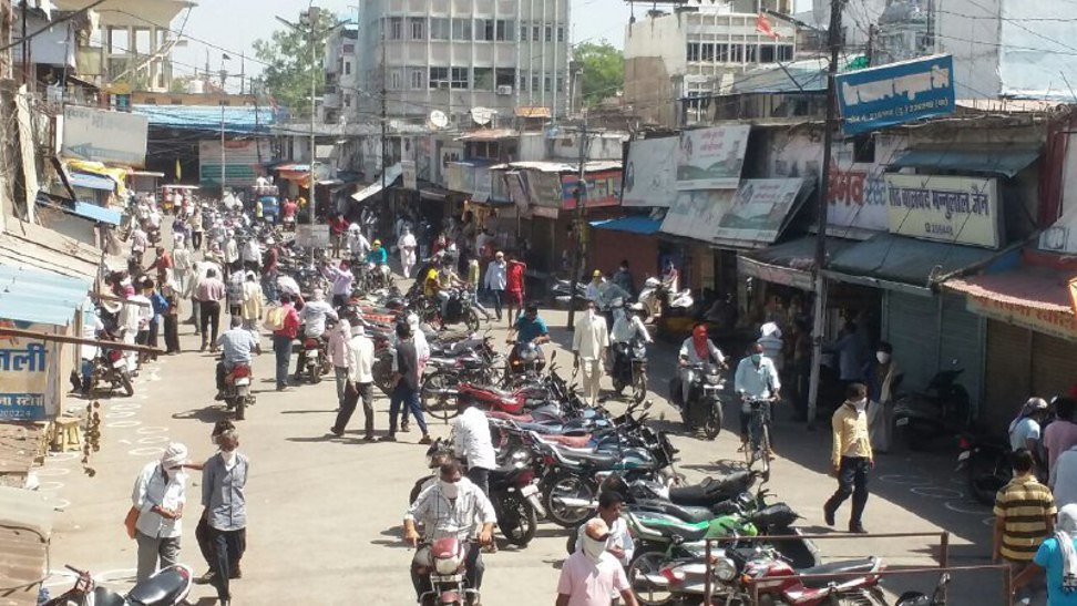 मध्य प्रदेश का पहला जिला जहां लॉकडाउन के बीच खुला बाजार, उमड़ी लोगों की भीड़- देखें वीडियो