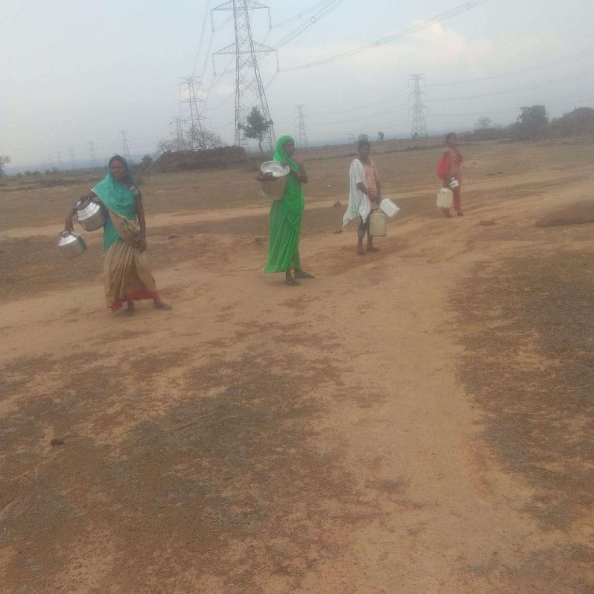 Innocent children, who are suffering from water crisis among the heat of Loo, also help Innocent children, who are suffering from water crisis among the heat of Loo, also help