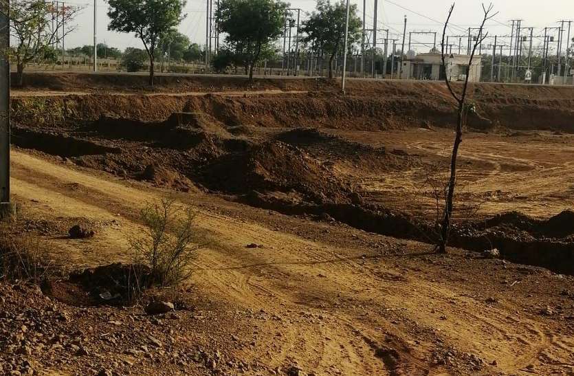 Illegal mining of Muroom in Gatra Bharauli. लॉकडाउन में खनन माफिया दे रहे खनिज विभाग को चुनौती, देखें वीडियो