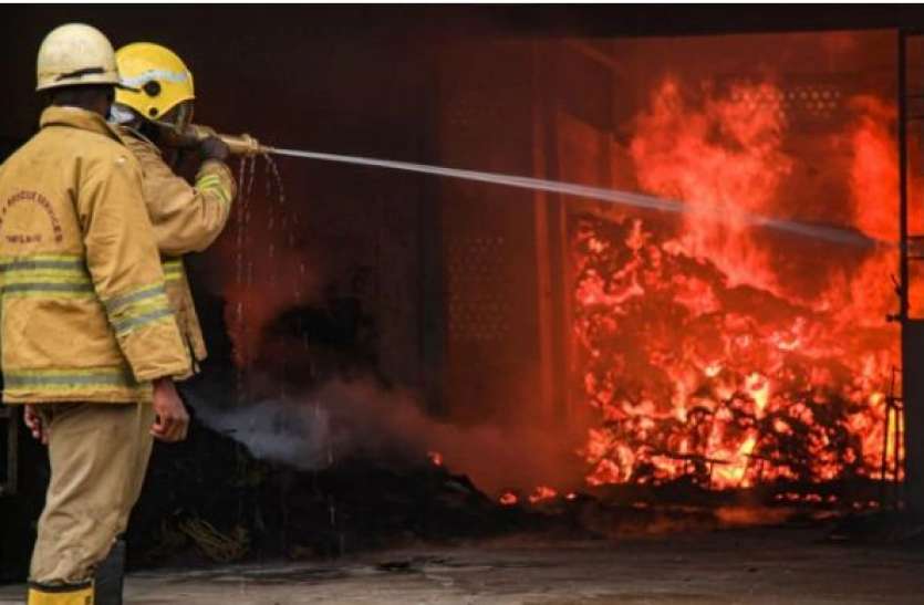 keshavpuram fire दिल्ली: केशवपुरम इलाके की फुटवियर फैक्ट्री में भीषण आग, मौके पर पहुंची 23 फायर टेंडर