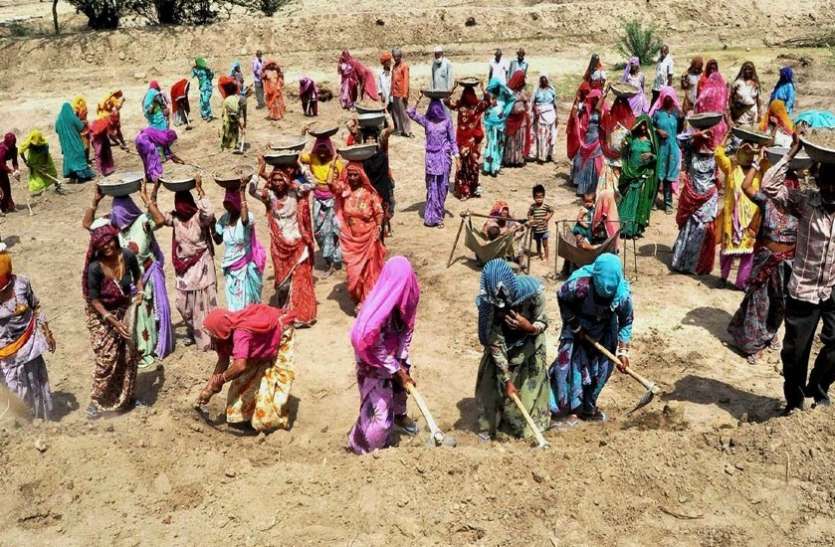 एमपी की 99 फीसदी ग्राम पंचायतों में मनरेगा के काम शुरू, 22 लाख श्रमिकों को मिला रोजगार अच्छी खबर: प्रवासी श्रमिकों को रोजगार देगा रेलवे, मनरेगा के तहत 6 करोड़ का देंगे काम