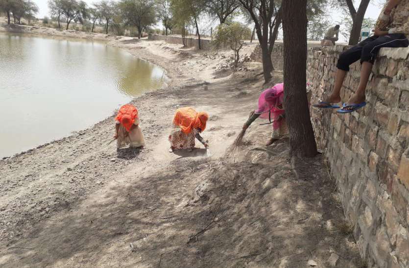 agolai rural people clean water bodies during coronavirus lockdown सवाल जल स्त्रोतों की दुर्दशा लिए जिम्मेदार कौन, जवाब प्रशासन