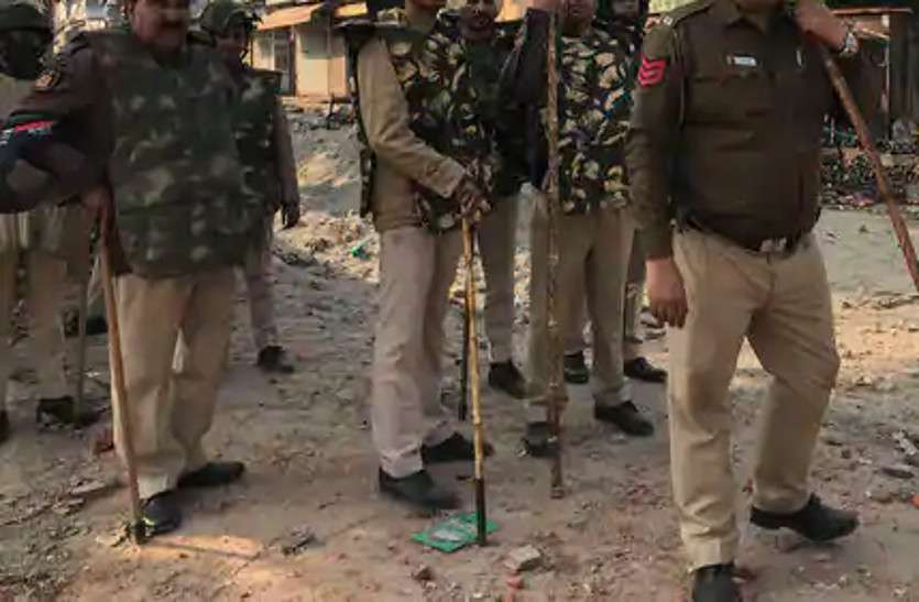 police.jpg आबकारी पुलिस टीम पर हमला, आरोपी शराब लेकर फरार, टक्कर मार सरकारी गाड़ी को किया क्षतिग्रस्त