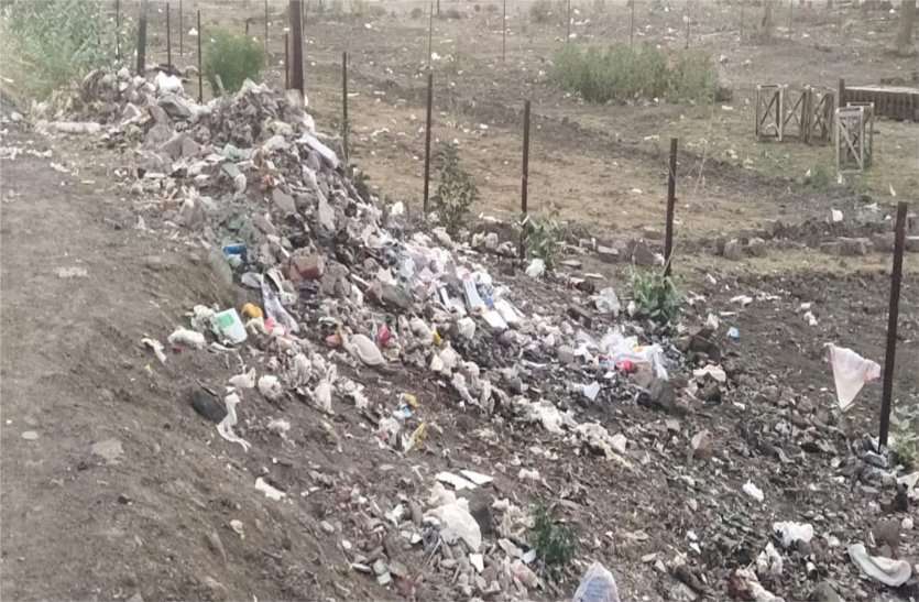 Garbage dumping near the drinking water filter plant पेयजल फिल्टर प्लांट के नजदीक डंप हो रहा कचरा