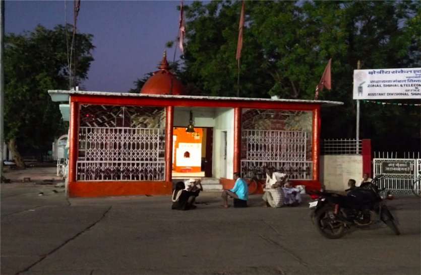 When goods can be bought by keeping social distance at the shops, then why can not God be seen जब दुकानों पर सोशल डिस्टेंस रखकर खरीदा जा सकता है सामान तो भगवान के दर्शन क्यों नहीं हो सकते