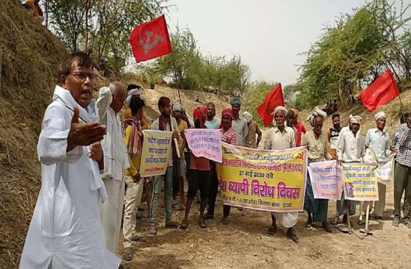 इटावा में मोदी-योगी सरकारों पर बरसे किसान, मुख्यमंत्री के लिए डीएम को सौंपा ज्ञापन इटावा में मोदी-योगी सरकारों पर बरसे किसान, मुख्यमंत्री के लिए डीएम को सौंपा ज्ञापन