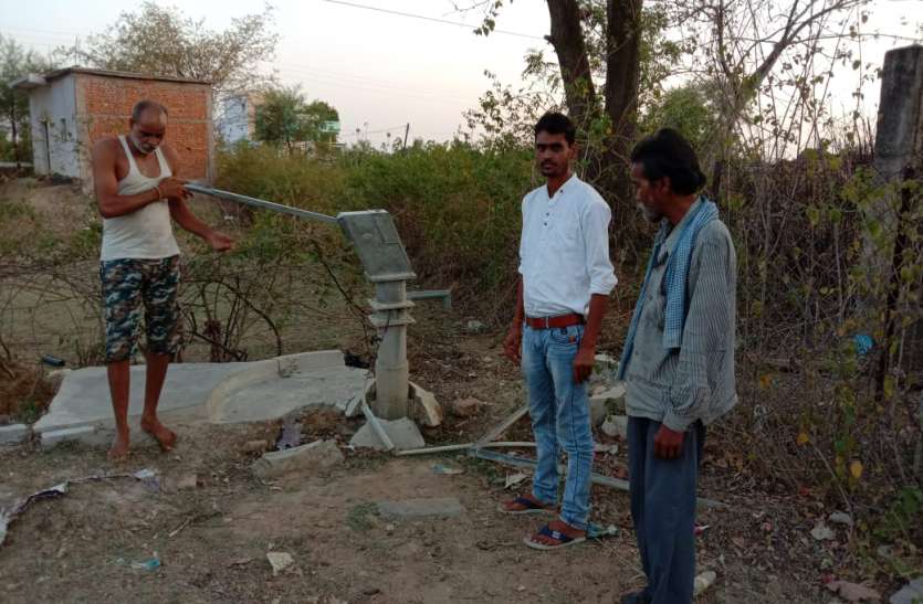 Solar energy faucet water scheme was wasted since year, 250 families w सालभर से सौरउर्जा नलजल योजना बेकार, तीन हैंडपम्प के सहारे 250 परिवार