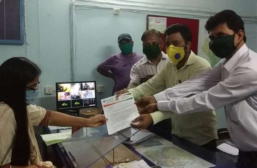 पार्षदों ने लगाया विकास कार्यों में अनदेखी का आरोप पार्षदों ने लगाया विकास कार्यों में अनदेखी का आरोप