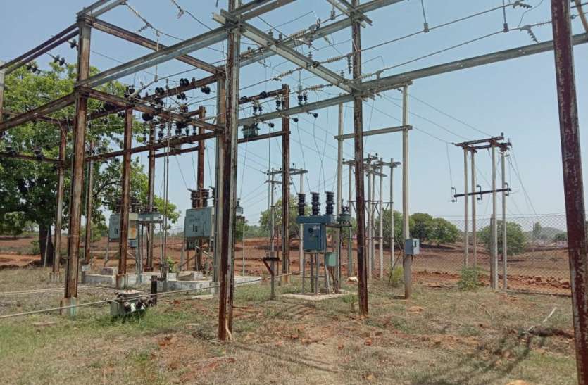 Consumers of Mehndwani region struggling with low voltage problem लो वोल्टेज की समस्या से जूझ रहे मेंहदवानी क्षेत्र के उपभोक्ता