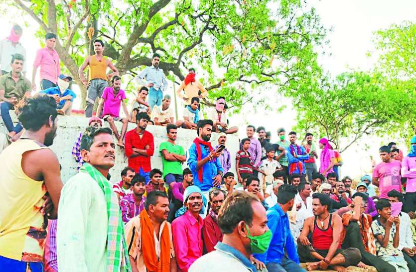 कुर्रा के ग्रामीणों ने किया मनरेगा का बहिष्कार, मजदूरी कटौती का मामला गरमाया कुर्रा के ग्रामीणों ने किया मनरेगा का बहिष्कार, मजदूरी कटौती का मामला गरमाया