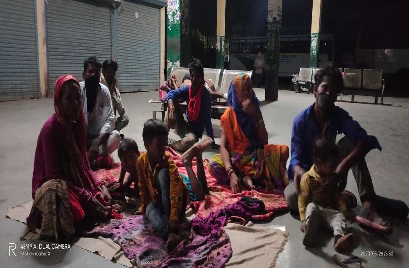 गर्भवती के साथ कोटा से पैदल दमोह का सफर, बारां में बस स्टैंड पर बिताई रात,सुबह फिर चल पड़े गर्भवती के साथ कोटा से पैदल दमोह का सफर, बारां में बस स्टैंड पर बिताई रात,सुबह फिर चल पड़े
