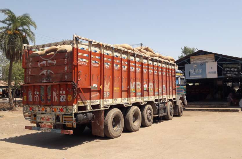 मंडी के दल ने अबगांव कला में सोयाबीन से भरा ट्रॉला जब्त किया मंडी के दल ने अबगांव कला में सोयाबीन से भरा ट्रॉला जब्त किया