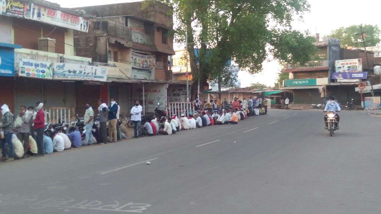 फसल बेच भुगतान को दौड़ रहा अन्नदाता, इन कतारों में कैसे करे शारीरिक दूरी का पालन