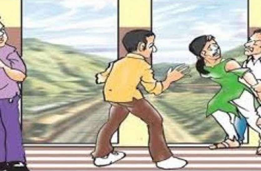 karnal-indri-school-girls-se-chedchad-karne-wale-yuvko-ko-roka-to-kar-diya-hamla-watch-share.jpeg नशे में धुत बदमाशों ने विवाहिता को छेड़ा, सास-ननंद विरोध में आईं तो उन्हें पीटा, हंगामे पर जमा हुए ग्रामीणों ने जमकर पीटा