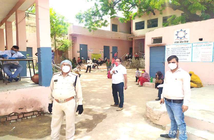 sampling of corona virus suspect people coming from hot spot area हॉट स्पॉट क्षेत्रों से आए 45 मजदूरों की सैंपलिंग, लोगों में संक्रमण को लेकर दहशत