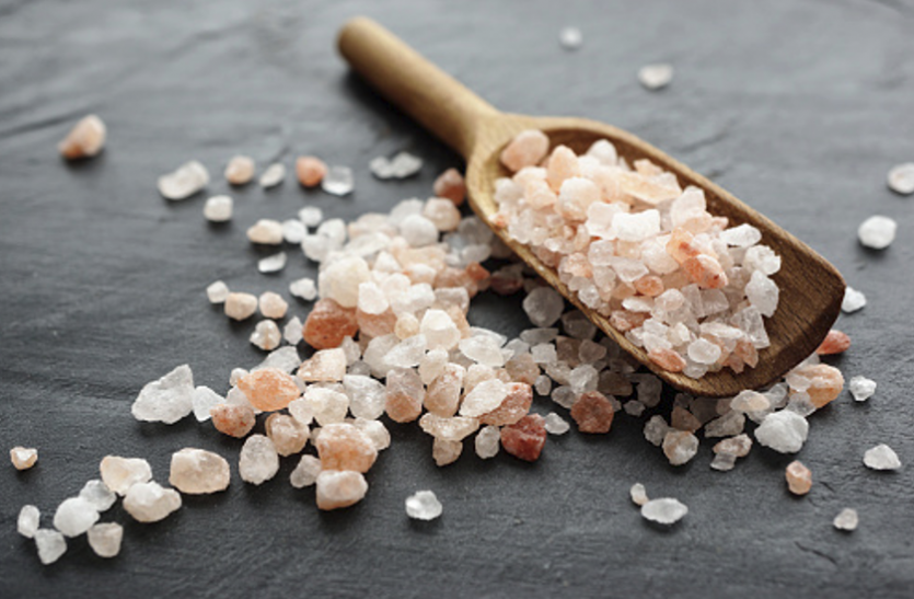 Eat Sendha Namak In Your Diet To Stay Healthy - Sendha Namak: सफेद नहीं, खाने में खाएं ये चुटकी भर नमक, सेहत काे हाेगा दाेगुना फायदा | Patrika News