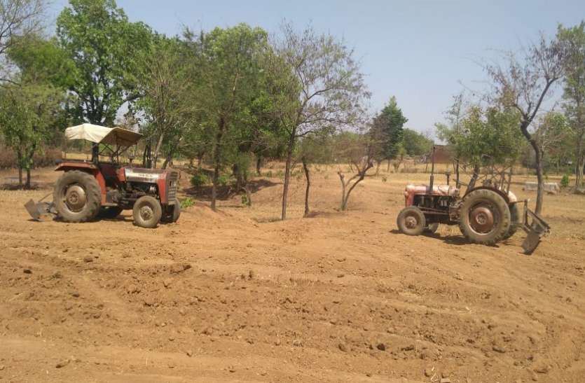 Negligence in MNREGA ग्राम पंचायत कुर्राई में मजदूरों की जगह ट्रैक्टरों से हो रहा था काम