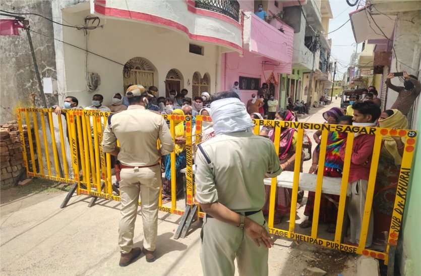 The people of the Containment Area created a ruckus, if they want to stop, then do the whole city, why are we being punished कंटेनमेंट एरिया के लोगों ने किया हंगामा, कहा बंद करना है तो पूरा शहर करो हमें क्यों दी जा रही सजा