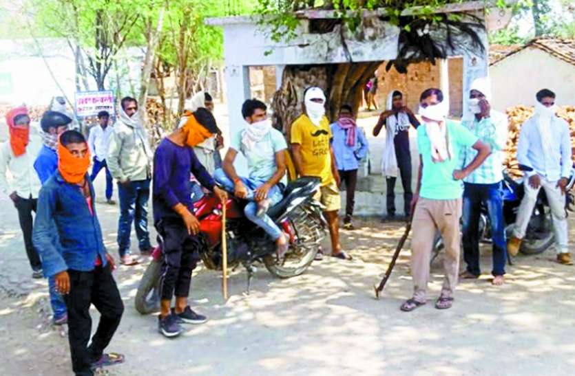 Youth are guarding the intersections to keep the village safe गांव को सुरक्षित रखने युवा कर रहे चौराहों पर पहरेदारी