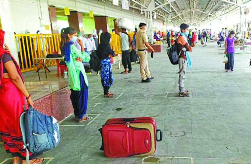 2344 workers return home from Shramik Express श्रमिक एक्सप्रेस से 2344 मजदूरों की हुई घर वापसी