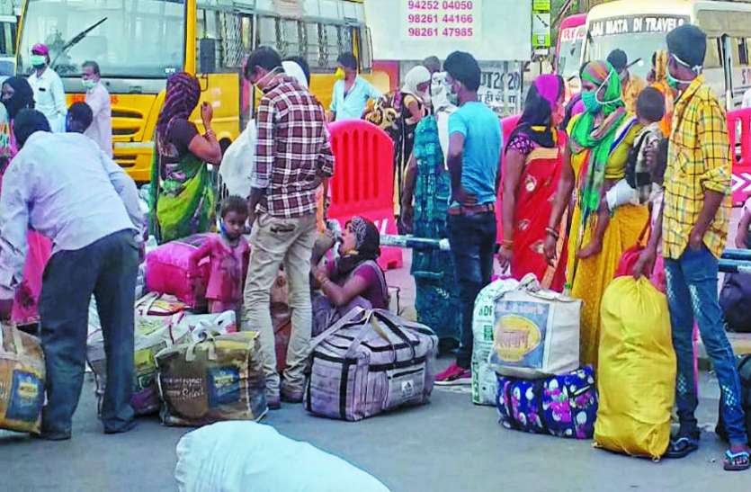 भाटापारा स्टेशन में बुधवार को भी तीन ट्रेनें पहुंची, 850 से अधिक मजदूर आए भाटापारा स्टेशन में बुधवार को भी तीन ट्रेनें पहुंची, 850 से अधिक मजदूर आए