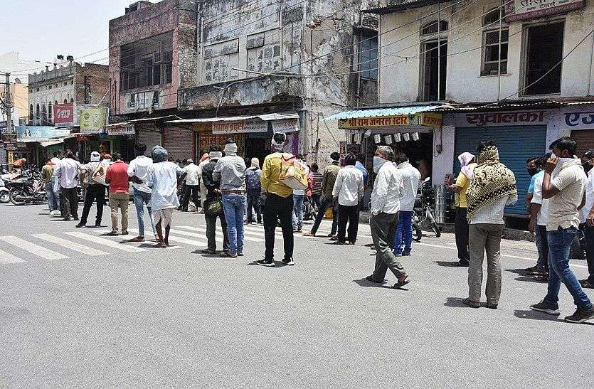 Flying of social distance for tobacco-bidi in bhilwara तम्बाकू-बीड़ी के लिए सोशल डिस्टेंस की उड़ाई धज्जियां