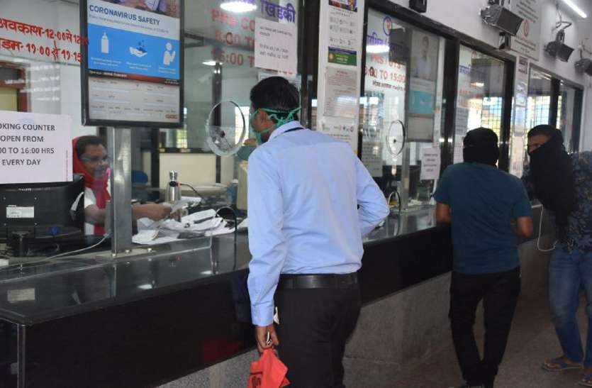 Railway: रेलवे स्टेशन में बिगड़ी व्यवस्था, 25 से अधिक यात्री लौटे मायूस Railway: रेलवे स्टेशन में बिगड़ी व्यवस्था, 25 से अधिक यात्री लौटे मायूस