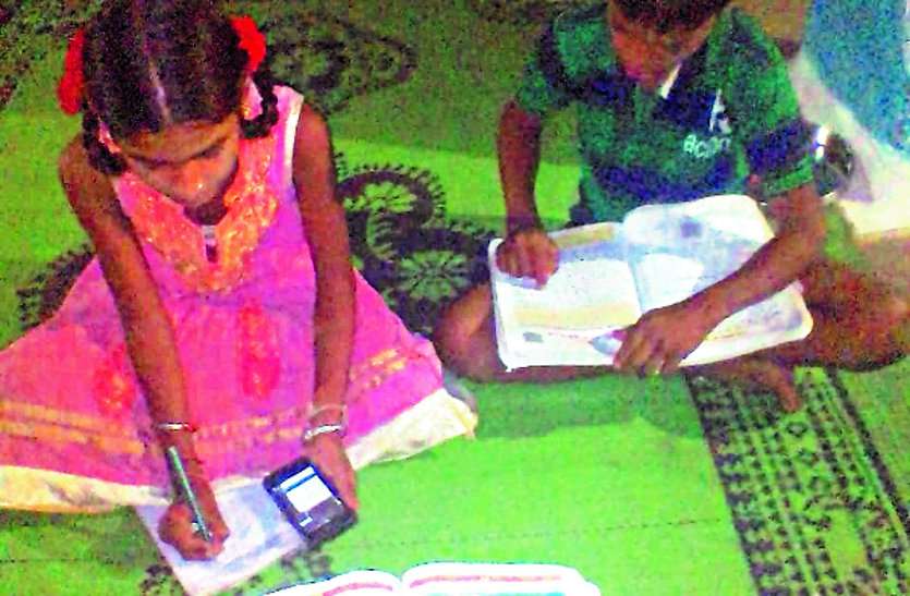 Teachers became active in half a dozen schools under the Padhai Tunhar Duar campaign. पढ़ई तुंहर दुआर अभियान के तहत आधा दर्जन स्कूलों में सक्रिय हुए शिक्षक ...