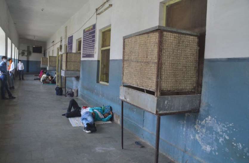 Corona protocol : heat stroke in hospital, obstetricians in bed कोरोना प्रोटोकाल: रीवा के सबसे बड़े हास्पिटल में लू के थपेड़े, बेड पर तड़प रहीं प्रसूताएं