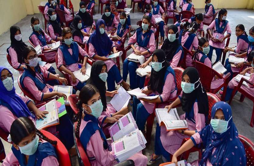 CBSE ने बोर्ड स्टूडेंट के लिए जारी किया नया सुर्कलर, जो छात्र जहां रहता है वहीं चुन सकेगा एग्जाम सेंटर CBSE ने बोर्ड स्टूडेंट के लिए जारी किया नया सुर्कलर, जो छात्र जहां रहता है वहीं चुन सकेगा एग्जाम सेंटर