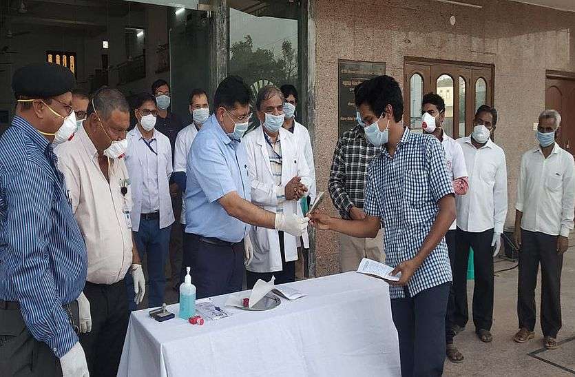 6 people discharged due to virus free in bhilwara वायरस फ्री हुए 6 व्यक्तियों को किया डिस्चार्ज