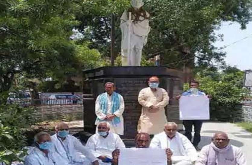 महिला शिक्षक के उत्पीड़न के खिलाफ शिक्षकों ने गांधी प्रतिमा के सामने रखा उपवास महिला शिक्षक के उत्पीड़न के खिलाफ शिक्षकों ने गांधी प्रतिमा के सामने रखा उपवास