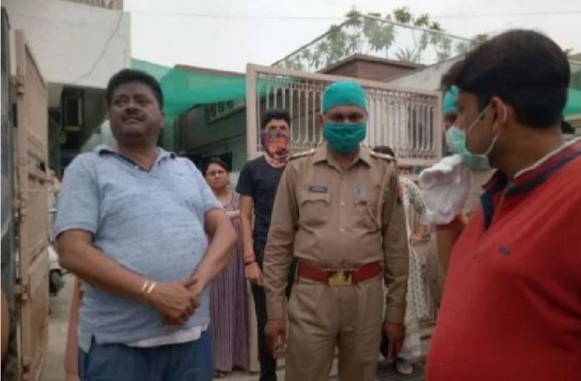 ट्रांसपोर्टर को पीटने वाले सिपाहियों के निलंबन से व्यापारी असंतुष्ट, बोले बर्खास्त किए जाएं दोनों सिपाही ट्रांसपोर्टर को पीटने वाले सिपाहियों के निलंबन से व्यापारी असंतुष्ट, बोले बर्खास्त किए जाएं दोनों सिपाही