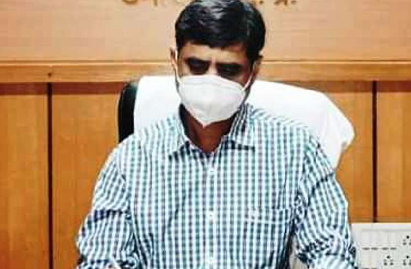 When the employee saw the chair on seeing the chair जब साहब को कुर्सी पर देखते ही चौक उठे कर्मचारी