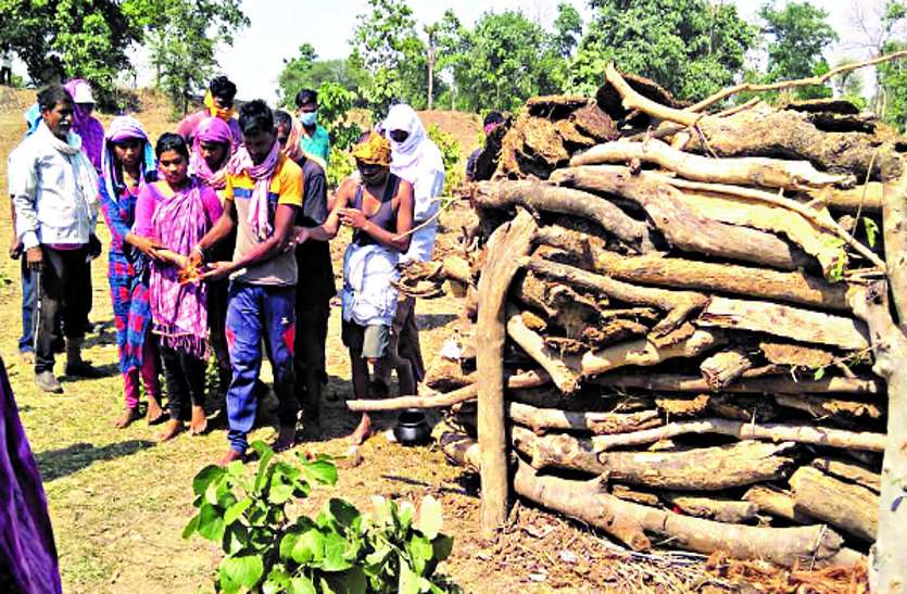 MGNREGA workers fell after eating gush, death at work place, daughters performed last rites ... गश खाकर गिरा मनरेगा मजदूर, कार्य स्थल पर ही मौत, बेटियों ने किया अंतिम संस्कार ...