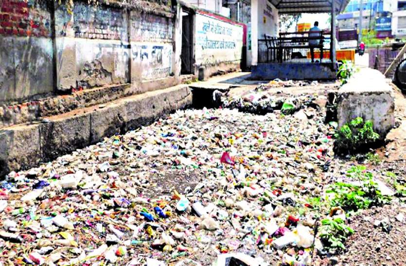 Due to lack of regular sanitation, large drains are lying in the dirt of the city, Malma extracting corporation is not serious ... नियमित सफाई नहीं होने से बड़े नालों में अटी पड़ी है शहर की गंदगी, मलमा निकालने निगम गंभीर नहीं ...