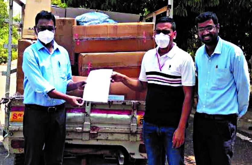 The collector handed over the materials received by various organizations and individuals to the hospital. विभिन्न संगठनों और व्यक्तियों के द्वारा प्राप्त हुए सामग्रियों को कलेक्टर ने अस्पताल को सौंपा ...