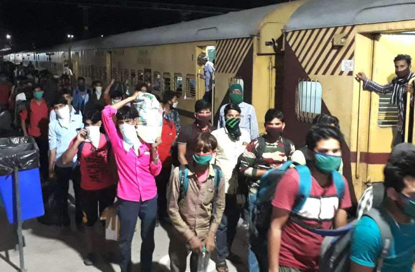 केरल से देर रात आई श्रमिक स्पेशल ट्रेन,केरल से देर रात आई श्रमिक स्पेशल ट्रेन,केरल से देर रात आई श्रमिक स्पेशल ट्रेन,केरल से देर रात आई श्रमिक स्पेशल ट्रेन,केरल से देर रात आई श्रमिक स्पेशल ट्रेन,केरल से देर रात आई श्रमिक स्पेशल ट्रेन एर्नाकुलम से हिण्डौन पहुंचे 1311 प्रवासी