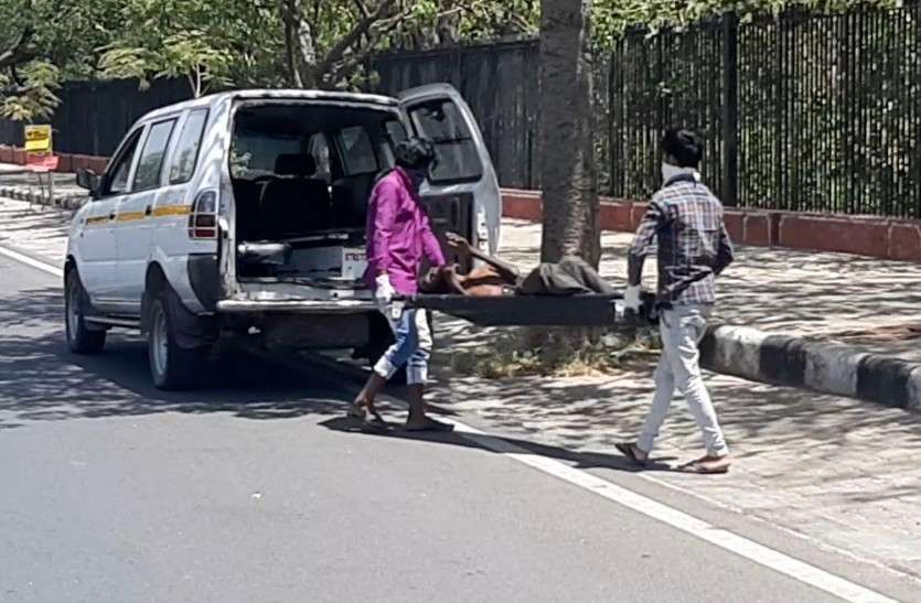 a3.jpg साढ़े चार घंटे फुटपाथ पर पड़ा रहा शव, पुलिस, जिला प्रशासन और नगर निगम एक-दूसरे पर रहे टालते