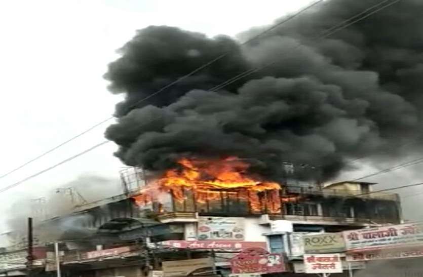 बरेली: शॉपिंग कॉम्प्लेक्स में लगी भीषण आग, दमकल की गाड़ियां मौके पर बरेली: शॉपिंग कॉम्प्लेक्स में लगी भीषण आग, दमकल की गाड़ियां मौके पर