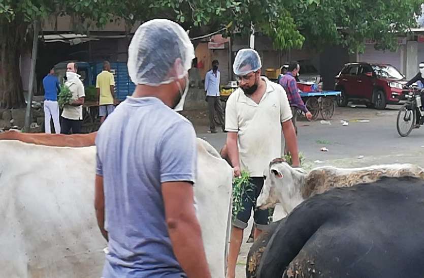 लॉकडाउन में दिन हो या रात जरूरतमंदों तक पहुंचा रहे सहायता