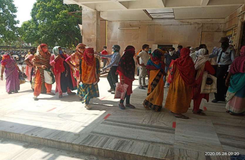 100 नंबर काउंटर पर किया जा रहा रजिस्ट्रेशन कोरोना वायरस से बचाव के लिए आंबेडकर अस्पताल में नई व्यवस्था, 24 घंटे तैनात रहेंगे डॉक्टर